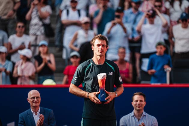 Tennis Männer bitpanda Hamburg Open ATP, Tennis Herren 500 Finale Ignacio Buse (PER) vs. Tommy Paul (USA) 23.05.2026 Tommy Paul erhält den Pokal für den zweiten Platz Hamburg Tennisstadion am Rothenbaum Hamburg Deutschland
