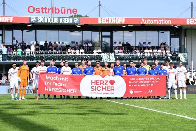 SC Verl - SF Lotte ** NUR FÜR REDAKTIONELLE ZWECKE ** EDITORIAL USE ONLY **<p>Fußball Krombacher Westfalenpokal Finale SC Verl - SF Lotte am 23.05.2026 in der Sportclub Arena in Verl Die beiden Mannschaften mit einem Banner Deutschland Nordrhein Westfalen Verl Copyright: ThorstenxTillmann