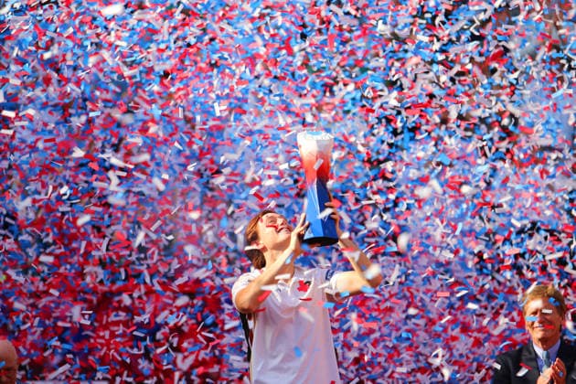 Bitpanda Hamburg Open, ATP, Tennis Herren 500: Ignacio Buse aus Peru hält nach seinem Triumph den Siegerpokal in den Händen.