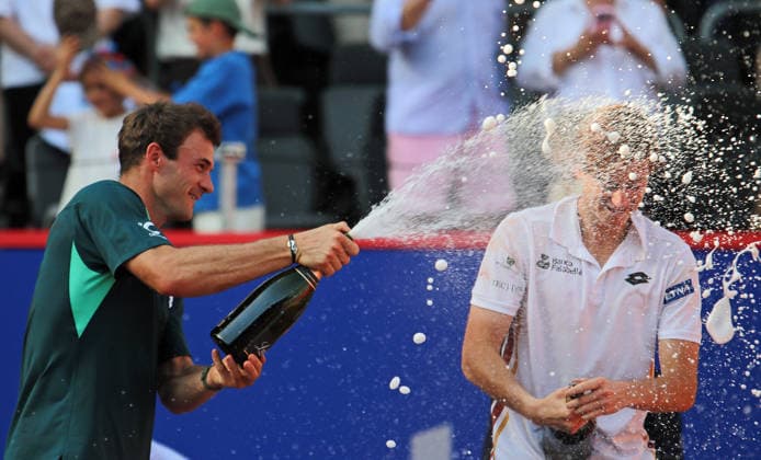 Bitpanda Hamburg Open, ATP, Tennis Herren Sektdusche von Tommy Paul (USA) für Turniersieger Ignacio Buse aus Peru.
