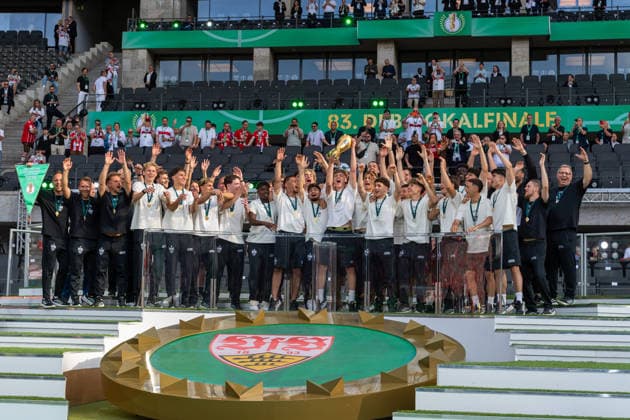 Pokaluebergabe der U19 VfB Stuttgart. Jubel Freude. GER, FC Bayern Muenchen vs. VfB Stuttgart, Fussball, Herren, DFB-Pokal, Finale, Spielzeit 2025 2026, 23.05.2026, DFL DFB REGULATIONS PROHIBIT ANY USE OF PHOTOGRAPHS AS IMAGE SEQUENCES AND OR QUASI-VIDEO, GER, FC Bayern Muenchen vs. VfB Stuttgart, Fussball, Herren, DFB-Pokal, Finale, Spielzeit 2025 2026, 23.05.2026 Berlin Copyright: xEibner-Pressefoto WolfgangxFrankx EP_WFK