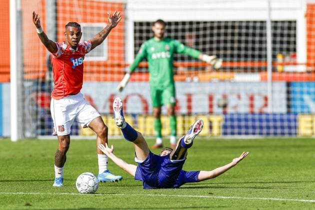 VOLENDAM , 23-05-2026 , Kras Stadium , season 2025 - 2026 , Dutch Keuken Kampioen Divisie football , second leg of the Keuken Kampioen Play-Offs final , match between FC Volendam and Willem II , picture shows Willem II player Gijs Besselink and FC Volendam player Juninho Bacuna Volendam - Willem II (play off)  x203909619x Copyright: