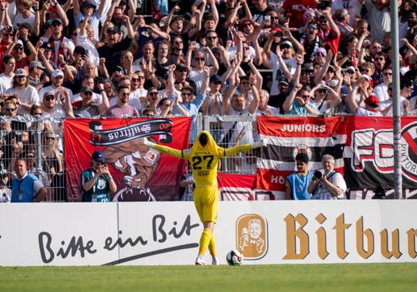 Arne Schulz (Viktoria Koeln, 27) hält den entscheidenden Elfmeter von Dejan Galjen (Fortuna Koeln, 24) und sichert somit den Pokalsieg SC Fortuna Köln vs. Viktoria Köln 23.05.2026 Fussball, Bitburger-Pokalfinale 2026, GER, Sportpark Höhenberg, Köln Copyright: HMBxMedia xMarcoxBader