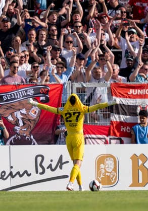 Arne Schulz (Viktoria Koeln, 27) hält den entscheidenden Elfmeter von Dejan Galjen (Fortuna Koeln, 24) und sichert somit den Pokalsieg. Hier jubelt er von den Fans von Viktoria Köln SC Fortuna Köln vs. Viktoria Köln 23.05.2026 Fussball, Bitburger-Pokalfinale 2026, GER, Sportpark Höhenberg, Köln Copyright: HMBxMedia xMarcoxBader
