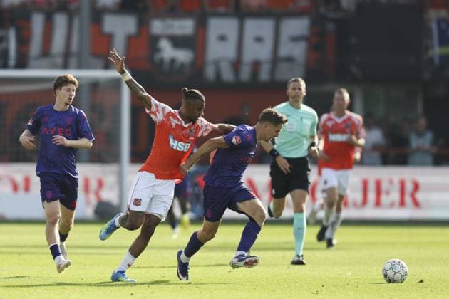 VOLENDAM - (lr) Juninho Bacuna of FC Volendam, Gijs Besselink of Willem II during the promotion relegation play-off final match between FC Volendam and Willem II at the Kras Stadium on 23 May 2026 in Volendam, the Netherlands. SONNY LENSEN ANP Play-offs Promotion Relegation - FINAL 2025-2026 xVIxANPxSportx xxANPxIVx 559144671 originalFilename: 559144671.jpg