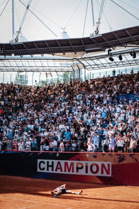 Tennis Männer bitpanda Hamburg Open ATP, Tennis Herren 500 Finale Ignacio Buse (PER) vs. Tommy Paul (USA) 23.05.2026 Ignacio Buse gewinnt das Turnier am Rothenbaum und fällt jubelt zu Boden auf dem Rücken liegend Hamburg Tennisstadion am Rothenbaum Hamburg Deutschland