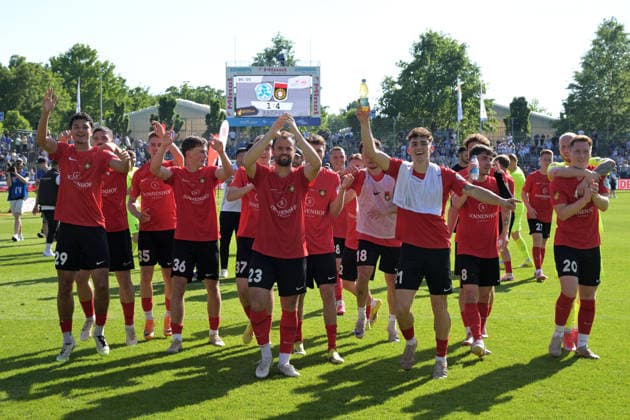 die SG Sonnenhof Grossaspach den Pokalsieg mit ihren Fans SV Stuttgarter Kickers vs. SG Sonnenhof Grossaspach, Fussball, Maenner, DB-Regio wfv-Pokalfinale, Saison 2025 2026, 23.05.2026 SV Stuttgarter Kickers vs. SG Sonnenhof Grossaspach, Fussball, Maenner, DB-Regio wfv-Pokalfinale, Saison 2025 2026, 23.05.2026 Stuttgart Copyright: xEibner-Pressefoto TobiasxBaurx EP_TBR