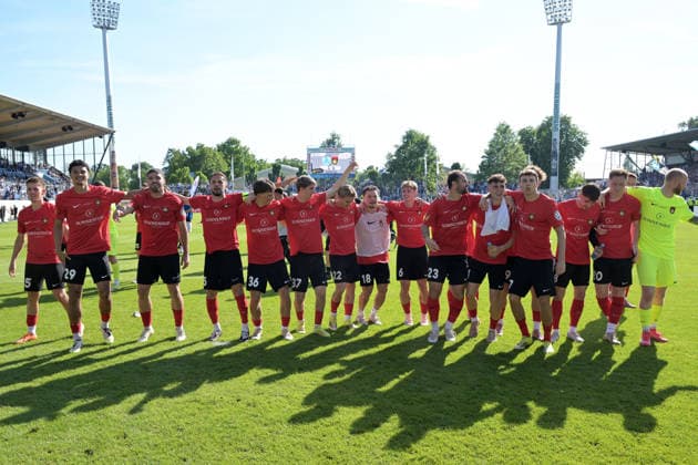 die SG Sonnenhof Grossaspach den Pokalsieg mit ihren Fans SV Stuttgarter Kickers vs. SG Sonnenhof Grossaspach, Fussball, Maenner, DB-Regio wfv-Pokalfinale, Saison 2025 2026, 23.05.2026 SV Stuttgarter Kickers vs. SG Sonnenhof Grossaspach, Fussball, Maenner, DB-Regio wfv-Pokalfinale, Saison 2025 2026, 23.05.2026 Stuttgart Copyright: xEibner-Pressefoto TobiasxBaurx EP_TBR