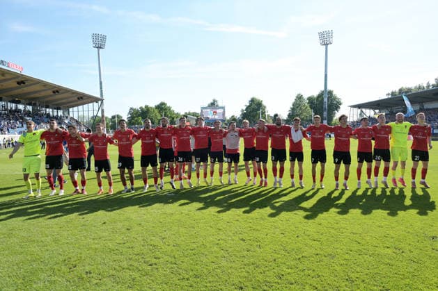 die SG Sonnenhof Grossaspach den Pokalsieg mit ihren Fans SV Stuttgarter Kickers vs. SG Sonnenhof Grossaspach, Fussball, Maenner, DB-Regio wfv-Pokalfinale, Saison 2025 2026, 23.05.2026 SV Stuttgarter Kickers vs. SG Sonnenhof Grossaspach, Fussball, Maenner, DB-Regio wfv-Pokalfinale, Saison 2025 2026, 23.05.2026 Stuttgart Copyright: xEibner-Pressefoto TobiasxBaurx EP_TBR