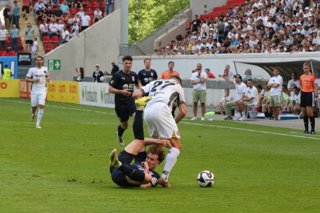 23.05.2026 xmgoodx Offenbach am Main, Stadion Bieberer Berg Hessenpokalfinale 2026 SG Barockstadt Fulda-Lehnerz gegen SV Wehen-Wiesbaden Jordy Steven Gillekens (SVWW) gegen Moritz Dittmann (Fulda) .