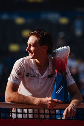 Tennis Männer bitpanda Hamburg Open ATP, Tennis Herren 500 Finale Ignacio Buse (PER) vs. Tommy Paul (USA) 23.05.2026 Ignacio Buse gewinnt das Turnier am Rothenbaum und posiert mit dem Pokal Hamburg Tennisstadion am Rothenbaum Hamburg Deutschland