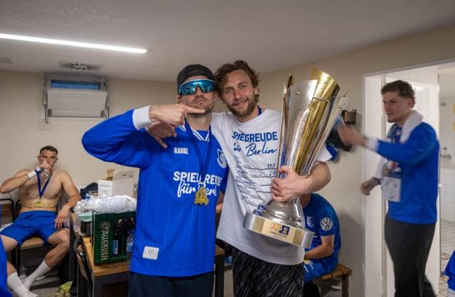 Fußball, Herren, Saison 2025 2026, Finale COSY-WASCH Landespokal Berlin, VSG Altglienicke - BFC Dynamo, v. l. Torwart Luis Klatte (VSG Altglienicke), Torwart Luis Zwick (VSG Altglienicke) mit Pokal in der Kabine, Jubel nach dem Abpfiff, 23.05. 2026, Copyright: xMatthiasxKochx