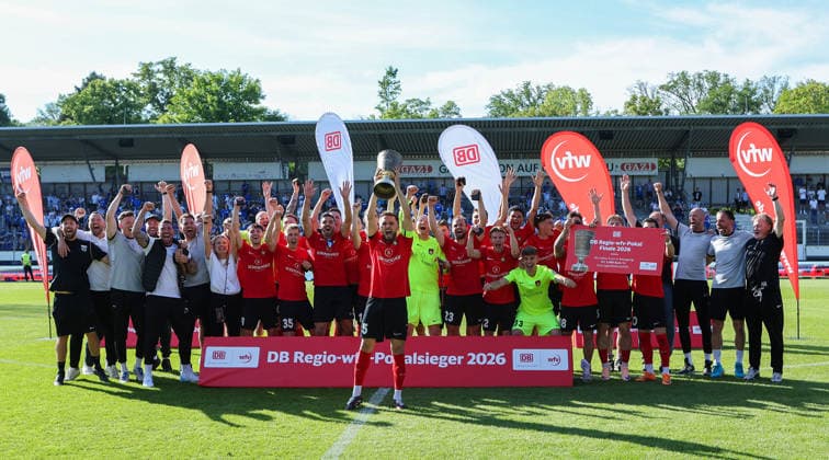 Stuttgart-Degerloch, Fußball Wfv-Pokalfinale Stuttgarter Kickers vs. SG Sonnenhof Großaspach, die SG Sonnenhof jubelt bei der Siegerehrung, Volkan Celiktas mit Pokal
