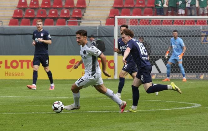 23.05.2026 xmgoodx Offenbach am Main, Stadion Bieberer Berg Hessenpokalfinale 2026 SG Barockstadt Fulda-Lehnerz gegen SV Wehen-Wiesbaden David Suarez Cardenes (SVWW) gegen Moritz Dittmann (Fulda) .