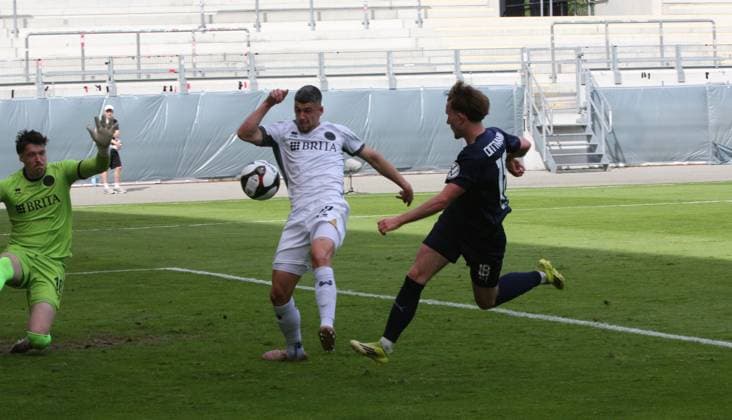 23.05.2026 xmgoodx Offenbach am Main, Stadion Bieberer Berg Hessenpokalfinale 2026 SG Barockstadt Fulda-Lehnerz gegen SV Wehen-Wiesbaden Jordy Steven Gillekens (SVWW) gegen Moritz Dittmann (Fulda) vor dem Tor von Torwart Florian Stitzel (SVWW) .