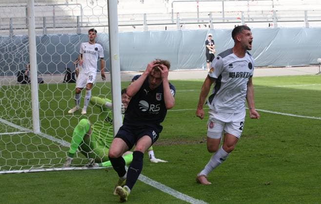 23.05.2026 xmgoodx Offenbach am Main, Stadion Bieberer Berg Hessenpokalfinale 2026 SG Barockstadt Fulda-Lehnerz gegen SV Wehen-Wiesbaden Jordy Steven Gillekens (SVWW) gegen Moritz Dittmann (Fulda) vor dem Tor von Torwart Florian Stitzel (SVWW) Moritz Dittmann ärgert sich über die vergebene Chance .