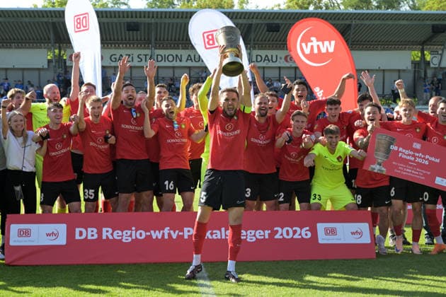 Kapitaen Volkan Celiktas (SG Sonnenhof Grossaspach, 05) streck den DB Regio wfv -Verbandspokal Wuettenberg in den Himmel unterm Fernsehturm des Stuttgarter Gazi-Stadion auf der Waldau SV Stuttgarter Kickers vs. SG Sonnenhof Grossaspach, Fussball, Maenner, DB-Regio wfv-Pokalfinale, Saison 2025 2026, 23.05.2026 SV Stuttgarter Kickers vs. SG Sonnenhof Grossaspach, Fussball, Maenner, DB-Regio wfv-Pokalfinale, Saison 2025 2026, 23.05.2026 Stuttgart Copyright: xEibner-Pressefoto TobiasxBaurx EP_TBR