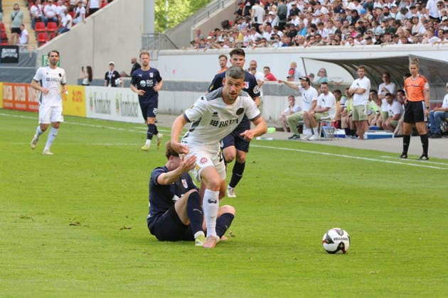 23.05.2026 xmgoodx Offenbach am Main, Stadion Bieberer Berg Hessenpokalfinale 2026 SG Barockstadt Fulda-Lehnerz gegen SV Wehen-Wiesbaden Jordy Steven Gillekens (SVWW) gegen Moritz Dittmann (Fulda) .