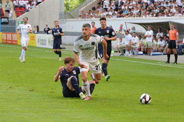 23.05.2026 xmgoodx Offenbach am Main, Stadion Bieberer Berg Hessenpokalfinale 2026 SG Barockstadt Fulda-Lehnerz gegen SV Wehen-Wiesbaden Jordy Steven Gillekens (SVWW) gegen Moritz Dittmann (Fulda) .