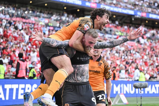 Hull City v Middlesbrough Sky Bet Championship Oliver McBurnie of Hull City celebrates with Matt Crooks of Hull City after scoring his sides first goal during the Sky Bet Championship Play-Off Final between Hull City and Middlesbrough at Wembley Stadium, London. 23 05 2026 UK Newspapers OUT Copyright: xFocusxImagesx FIL-23464-0492