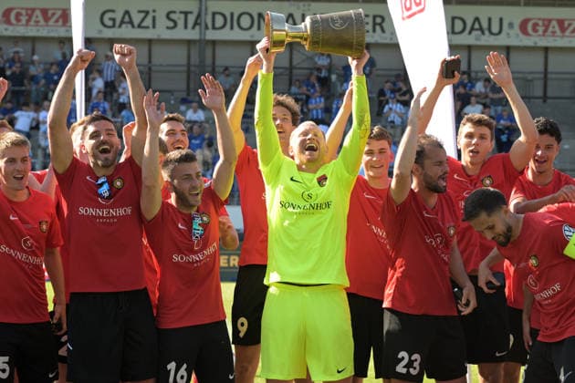Man of the Match Maximilian Reule (SG Sonnenhof Grossaspach, 01) im Tor mit dem Pokal SV Stuttgarter Kickers vs. SG Sonnenhof Grossaspach, Fussball, Maenner, DB-Regio wfv-Pokalfinale, Saison 2025 2026, 23.05.2026 SV Stuttgarter Kickers vs. SG Sonnenhof Grossaspach, Fussball, Maenner, DB-Regio wfv-Pokalfinale, Saison 2025 2026, 23.05.2026 Stuttgart Copyright: xEibner-Pressefoto TobiasxBaurx EP_TBR