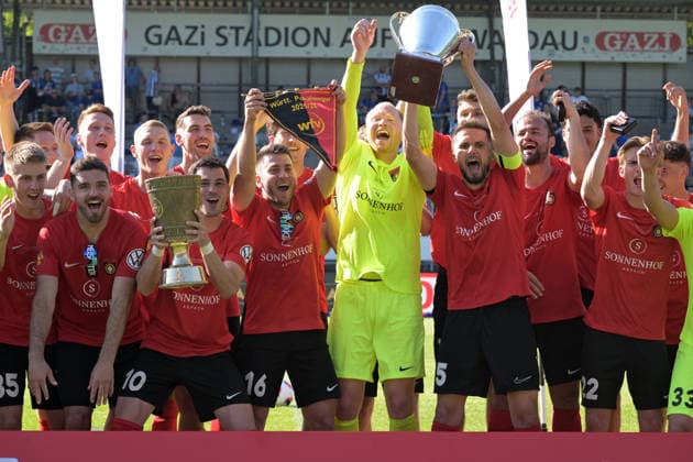 Kapitaen Volkan Celiktas (SG Sonnenhof Grossaspach, 05) streck den Meisterpokal der Regionalliga Süd-West und Mert Tasdelen (SG Sonnenhof Grossaspach, 10) den DB Regio wfv -Verbandspokal Wuettenberg uhnd Marius Kunde (SG Sonnenhof Grossaspach, 16) den Pokalwimpel in den Himmel unterm Fernsehturm des Stuttgarter Gazi-Stadion auf der Waldau SV Stuttgarter Kickers vs. SG Sonnenhof Grossaspach, Fussball, Maenner, DB-Regio wfv-Pokalfinale, Saison 2025 2026, 23.05.2026 SV Stuttgarter Kickers vs. SG Sonnenhof Grossaspach, Fussball, Maenner, DB-Regio wfv-Pokalfinale, Saison 2025 2026, 23.05.2026 Stuttgart Copyright: xEibner-Pressefoto TobiasxBaurx EP_TBR
