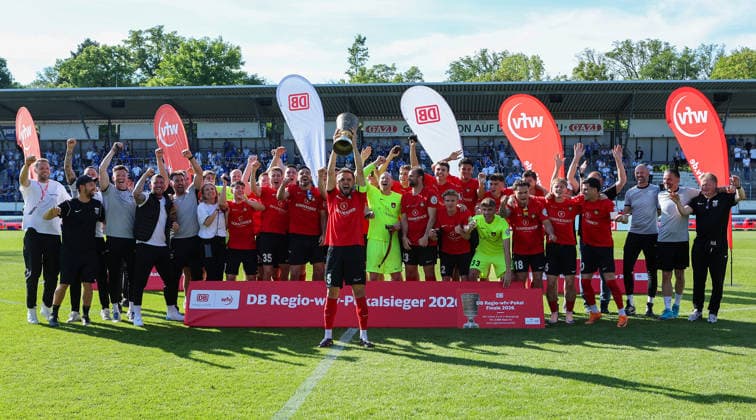 Stuttgart-Degerloch, Fußball Wfv-Pokalfinale Stuttgarter Kickers vs. SG Sonnenhof Großaspach, die SG Sonnenhof jubelt bei der Siegerehrung, Volkan Celiktas mit Pokal