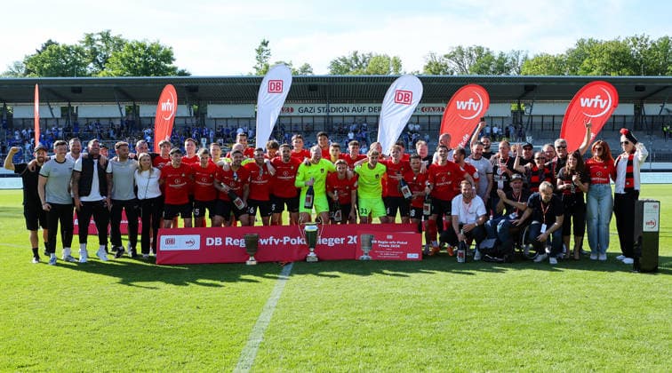 Stuttgart-Degerloch, Fußball Wfv-Pokalfinale Stuttgarter Kickers vs. SG Sonnenhof Großaspach, die SG Sonnenhof jubelt bei der Siegerehrung, v.r. Uli Ferber und Andrea Berg feiern mit