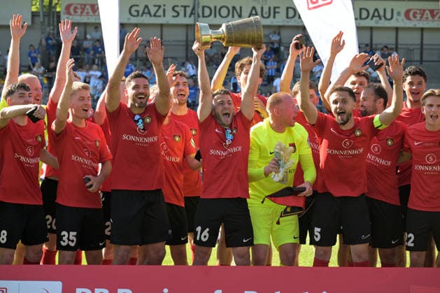 Sport Bilder des Tages Marius Kunde (SG Sonnenhof Grossaspach, 16) mit dem Pokal SV Stuttgarter Kickers vs. SG Sonnenhof Grossaspach, Fussball, Maenner, DB-Regio wfv-Pokalfinale, Saison 2025 2026, 23.05.2026 SV Stuttgarter Kickers vs. SG Sonnenhof Grossaspach, Fussball, Maenner, DB-Regio wfv-Pokalfinale, Saison 2025 2026, 23.05.2026 Stuttgart *** Marius Kunde SG Sonnenhof Grossaspach, 16 with the cup SV Stuttgarter Kickers vs SG Sonnenhof Grossaspach, Football, Men, DB Regio wfv cup final, Season 2025 2026, 23 05 2026 SV Stuttgarter Kickers vs SG Sonnenhof Grossaspach, Football, Men, DB Regio wfv cup final, Season 2025 2026, 23 05 2026 Stuttgart Copyright: xEibner-Pressefoto TobiasxBaurx EP_TBR