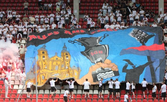 23.05.2026 xmgoodx Offenbach am Main, Stadion Bieberer Berg Hessenpokalfinale 2026 SG Barockstadt Fulda-Lehnerz gegen SV Wehen-Wiesbaden Die Fans von feiern ihre Mannschaft mit Schals, Choreo, Pyrotechnik