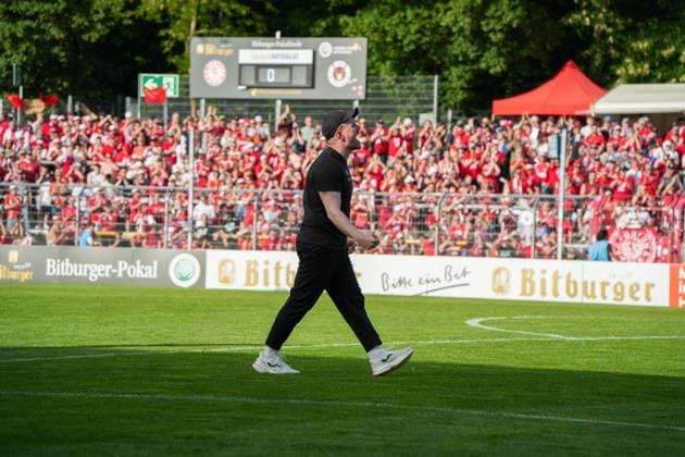 Deutschland: Bitburger-Pokalfinale 2026, S.C. Fortuna Köln vs. Viktoria Köln - 23.05.2026 - Sportpark Höhenberg (Köln): Marian Wilhelm (Trainer, Viktoria Köln) feiert Köln Deutschland Copyright: xMijoxLubecx
