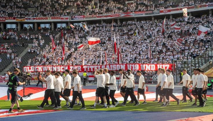 Fußball, Herren, Saison 2025 2026, 83. DFB-Pokal-Finale, FC Bayern München - VfB Stuttgart, Fans des VfB Stuttgart gratulieren der U19 und U17, U 17 zu Titeln, vorn läuft die U19 der Stuttgarter ein, die am Vortag den Juniorenpokal gewann, 23.05. 2026, Copyright: xMatthiasxKochx