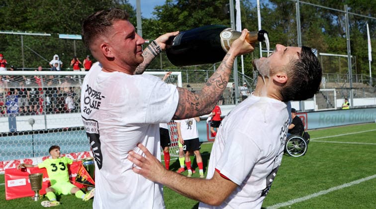 Stuttgart-Degerloch, Fußball Wfv-Pokalfinale Stuttgarter Kickers vs. SG Sonnenhof Großaspach, v.l. Trainer Pascal Reinhardt (Sonnenhof) gibt Michael Kleinschrodt (Sonnenhof) Sekt zu trinken