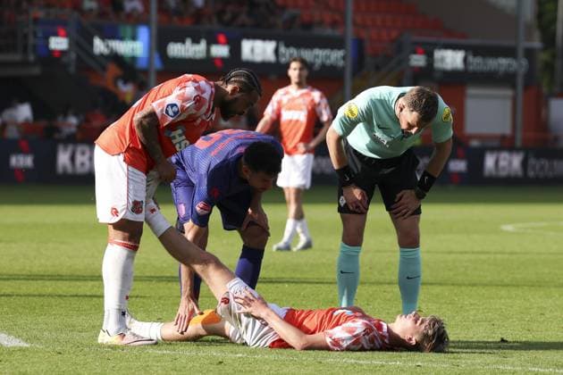VOLENDAM - Dave Kwakman of FC Volendam with a cramp during the promotion relegation play-off final match between FC Volendam and Willem II at the Kras Stadium on May 23, 2026 in Volendam, the Netherlands. SONNY LENSEN ANP Play-offs Promotion Relegation - FINAL 2025-2026 xVIxANPxSportx xxANPxIVx 559146717 originalFilename: 559146717.jpg