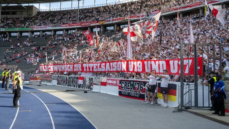 Fußball, Herren, Saison 2025 2026, 83. DFB-Pokal-Finale, FC Bayern München - VfB Stuttgart, Fans des VfB Stuttgart gratulieren der U19 und U17, U 17 zu Titeln, 23.05. 2026, Copyright: xMatthiasxKochx