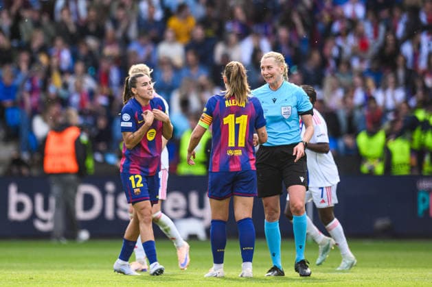 260523 Patri Guijarro and Alexia Putellas of Barcelona and Referee Tess Olofsson during the UEFA Women s Champions League final football match between Barcelona and Lyon on May 23, 2026 in Oslo. Photo: Jon Olav Nesvold BILDBYRAN COP 217 VG0925 bbeng football fotball fotboll soccer champions league finale final final 2026 mesterligaen dam fcb barcelona lyon ol lyonnes Copyright: JONxOLAVxNESVOLD BB260523JE025