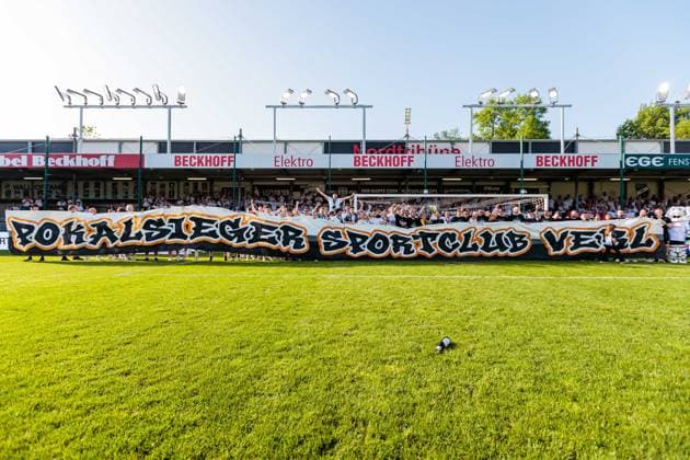 Die Mannschaft von SC Verl jubelt nach dem Sieg im Finale des Krombacher Westfalenpokal mit den Fans GER, SC Verl vs. SF Lotte, Fussball, Westfalenpokal, Finale, Spielzeit 2025 2026, 23.05.2026 DFL Regulations prohibit any use of photographers as image sequences and or quasi-video. GER, SC Verl vs. SF Lotte, Fussball, Westfalenpokal, Finale, Spielzeit 2025 2026, 23.05.2026 Verl Copyright: xEibner-Pressefoto JanxRollingerx EP_JSK