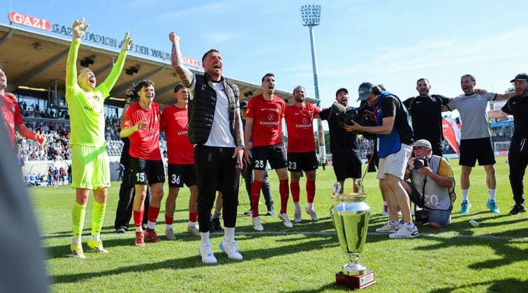 Stuttgart-Degerloch, Fußball Wfv-Pokalfinale Stuttgarter Kickers vs. SG Sonnenhof Großaspach, vorn Trainer Pascal Reinhardt (Sonnenhof) jubelt mit seinem Team