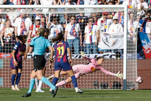 Olympique s Chilean goalkeeper Christiane Endler (R) in action during the Champions League final between FC Barcelona, Barca and Olympique Lyonnais at the Ullevaal Stadium in Oslo, Norway, 23 May 2026. FC Barcelona vs Olympique de Lyon !ACHTUNG: NUR REDAKTIONELLE NUTZUNG!  Copyright: xAlbertoxEstévezx GRAF9889 20260523-55020381090_1