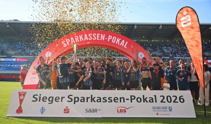 23.05.2026, Fussball, Herren, Sparkassen-Pokal Saarland Finale, Saison 2025 2026, 1. FC Saarbrücken - FC 08 Homburg, Die Mannschaft des 1. FC Saarbrücken bejubelt den Pokalsieg Saarbrücken Ludwigsparkstadion Saarland Deutschland (DEU) Copyright: xFabianxKleerx