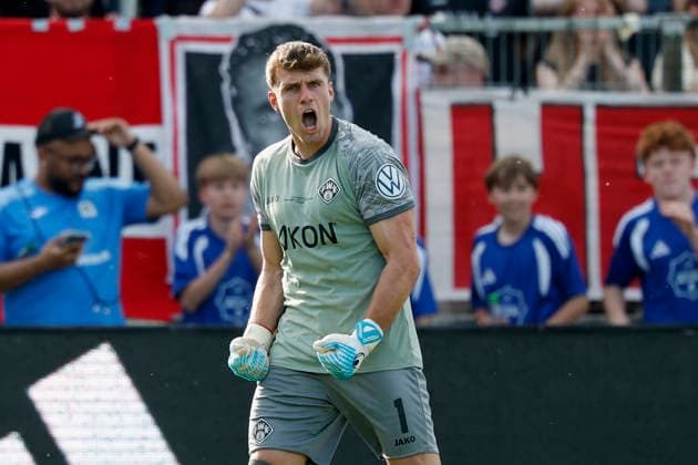 v.l.n.r.: Torwart Johann Hipper (Würzburger Kickers) jubelt nach seinem parierten Strafstoß im Elfmeterschießen im Finale des Bayerischen Toto-Pokals zwischen dem FC Würzburger Kickers und dem TSV 1860 München im Stadion am Dallenberg, Würzburg, Deutschland, am 23. Mai 2026. Copyright: HMBxMedia xHeikoxBecker