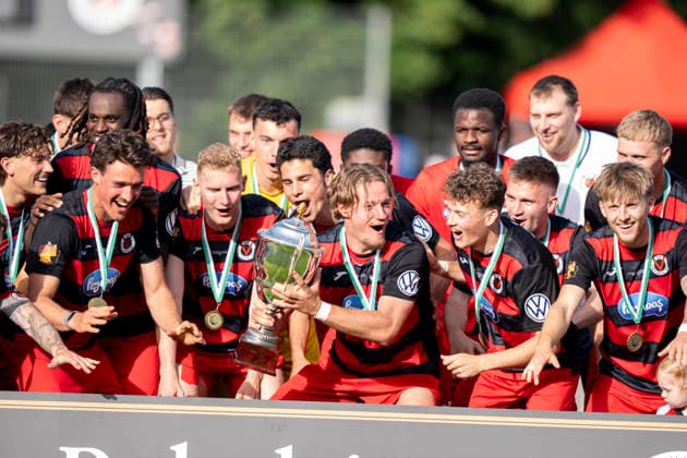 Mit dem Pokal in der Hand. Die Mannschaft von Viktoria Köln feiert den Sieg, Pokalübergabe, Siegerehrung, jubel nach dem Schlusspfiff, Sieg, Sieger, Gewinner, jubelt, jubeln, Freude, optimistisch, Action, Aktion SC Fortuna Köln vs. Viktoria Köln 23.05.2026 Fussball, Bitburger-Pokalfinale 2026, GER, Sportpark Höhenberg, Köln Copyright: HMBxMedia xMarcoxBader