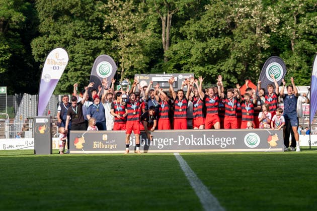 Mit dem Pokal in der Hand. Die Mannschaft von Viktoria Köln feiert den Sieg, Pokalübergabe, Siegerehrung, jubel nach dem Schlusspfiff, Sieg, Sieger, Gewinner, jubelt, jubeln, Freude, optimistisch, Action, Aktion SC Fortuna Köln vs. Viktoria Köln 23.05.2026 Fussball, Bitburger-Pokalfinale 2026, GER, Sportpark Höhenberg, Köln Copyright: HMBxMedia xMarcoxBader