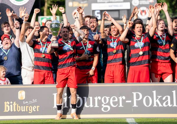 Mit dem Pokal in der Hand. Die Mannschaft von Viktoria Köln feiert den Sieg, Pokalübergabe, Siegerehrung, jubel nach dem Schlusspfiff, Sieg, Sieger, Gewinner, jubelt, jubeln, Freude, optimistisch, Action, Aktion SC Fortuna Köln vs. Viktoria Köln 23.05.2026 Fussball, Bitburger-Pokalfinale 2026, GER, Sportpark Höhenberg, Köln Copyright: HMBxMedia xMarcoxBader