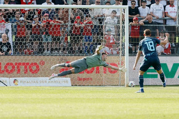 Kilian Jakob (TSV 1860 München) verschießt im Elfmeterschießen im Finale des Bayerischen Toto-Pokals zwischen dem FC Würzburger Kickers und dem TSV 1860 München im Stadion am Dallenberg, Würzburg, Deutschland, am 23. Mai 2026. Copyright: HMBxMedia xHeikoxBecker