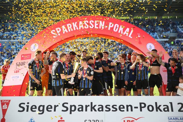 23.05.2026, xrekx, Fussball Landespokal Saarland Finale, 1.FC Saarbrücken - FC 08 Homburg v.l. Sparkassen-Pokalsieger 1.FC Saarbruecken Manuel Zeitz (1.FC Saarbruecken) (DFL DFB REGULATIONS PROHIBIT ANY USE OF PHOTOGRAPHS as IMAGE SEQUENCES and or QUASI-VIDEO) Saarbrücken