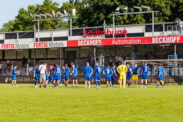Die Mannschaft von SF Lotte ist enttaeuscht nach der Niederlage im Finale des Krombacher Westfalenpokal GER, SC Verl vs. SF Lotte, Fussball, Westfalenpokal, Finale, Spielzeit 2025 2026, 23.05.2026 DFL Regulations prohibit any use of photographers as image sequences and or quasi-video. GER, SC Verl vs. SF Lotte, Fussball, Westfalenpokal, Finale, Spielzeit 2025 2026, 23.05.2026 Verl Copyright: xEibner-Pressefoto JanxRollingerx EP_JSK
