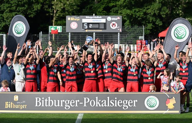 23.05.2026, xophax, Fussball , Vebandspokal Finale Bitburger Pokal 2025 2026 : SC Fortuna Köln gegen Viktoria Köln . Sieger Viktoria Köln mit Pokal Koeln