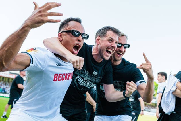 (L-R) Tobias Knost (SC Verl, 21), Sascha Naerger (SV Verl, Michel Julius Stoecker (SC Verl, 24) jubeln nach dem Sieg im Finale des Krombacher Westfalenpokal GER, SC Verl vs. SF Lotte, Fussball, Westfalenpokal, Finale, Spielzeit 2025 2026, 23.05.2026 DFL Regulations prohibit any use of photographers as image sequences and or quasi-video. GER, SC Verl vs. SF Lotte, Fussball, Westfalenpokal, Finale, Spielzeit 2025 2026, 23.05.2026 Verl *** L R Tobias Knost SC Verl, 21 , Sascha Naerger SV Verl, Michel Julius Stoecker SC Verl, 24 celebrate after winning the final of the Krombacher Westfalenpokal GER, SC Verl vs SF Lotte, Football, Westfalenpokal, Final, Season 2025 2026, 23 05 2026 DFL Regulations prohibit any use of photographers as image sequences and or quasi video GER, SC Verl vs SF Lotte, Football, Westfalenpokal, Final, Season 2025 2026, 23 05 2026 Verl Copyright: xEibner-Pressefoto JanxRollingerx EP_JSK