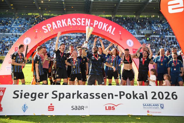 23.05.2026, xrekx, Fussball Landespokal Saarland Finale, 1.FC Saarbrücken - FC 08 Homburg v.l. Sieger Sparkassen-Pokal 2026 1.FC Saarbruecken Rodney Elongo-Yombo (1.FC Saarbruecken) (DFL DFB REGULATIONS PROHIBIT ANY USE OF PHOTOGRAPHS as IMAGE SEQUENCES and or QUASI-VIDEO) Saarbrücken